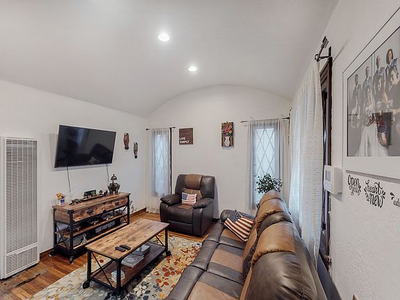 4th image of 1308 W Chandler St
