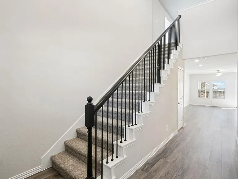 516 Ezra Ln — Photo 16