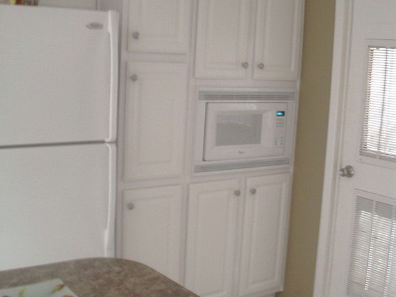 built in microwave, lots of cupboardsption)