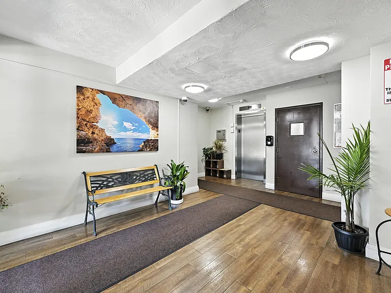 126 Charlton Ave W — Photo 7