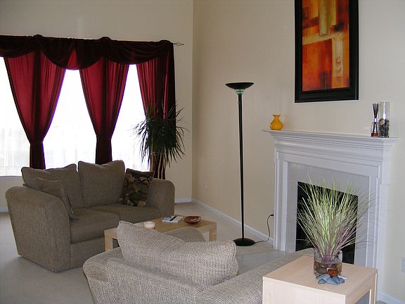 Living Room w/gas fireplace