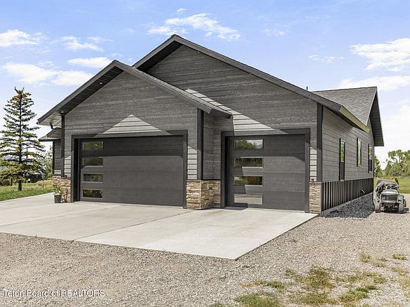 2nd image of 152 Porto Rd