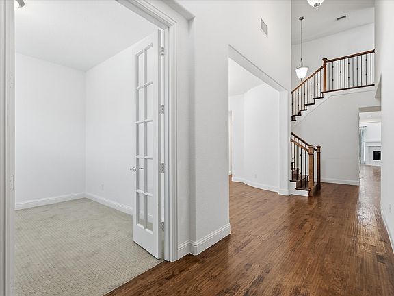 4th image of 2425 Hunters Blvd