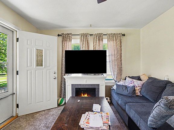 3rd image of 1365 Eagle St