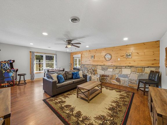5th image of 1613 Lake Dr