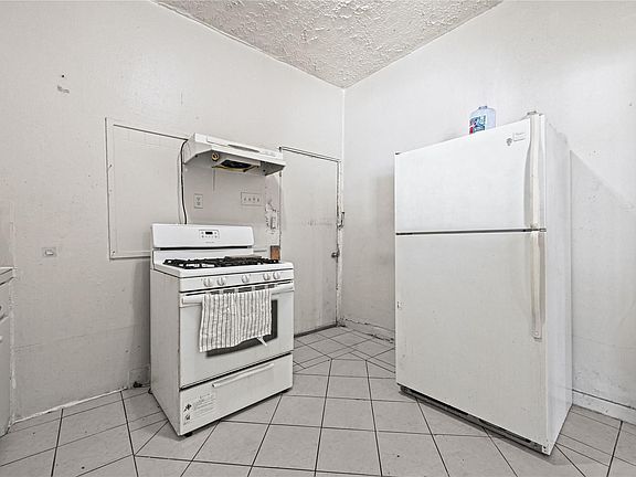3rd image of 2221 Vance St