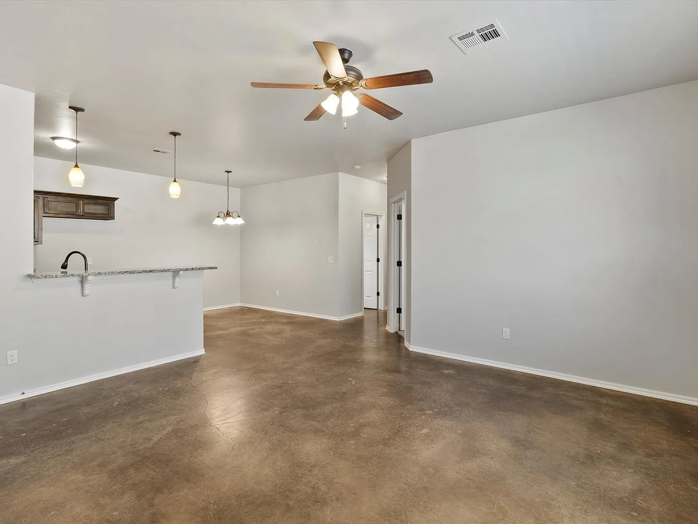 3br 2ba duplex with 2 car garage! — Photo 3