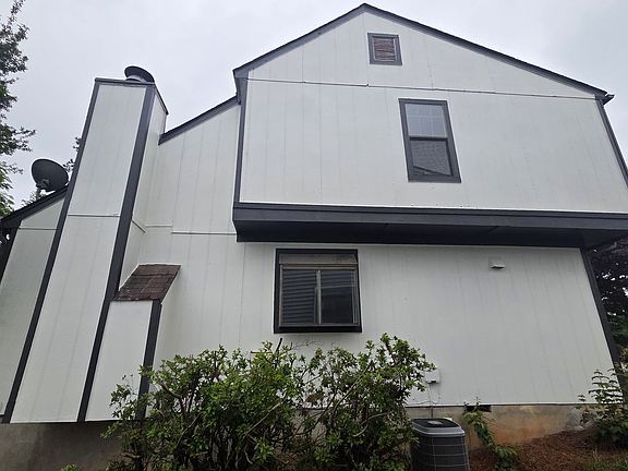 3rd image of 1174 Ridgecrest Ln SE