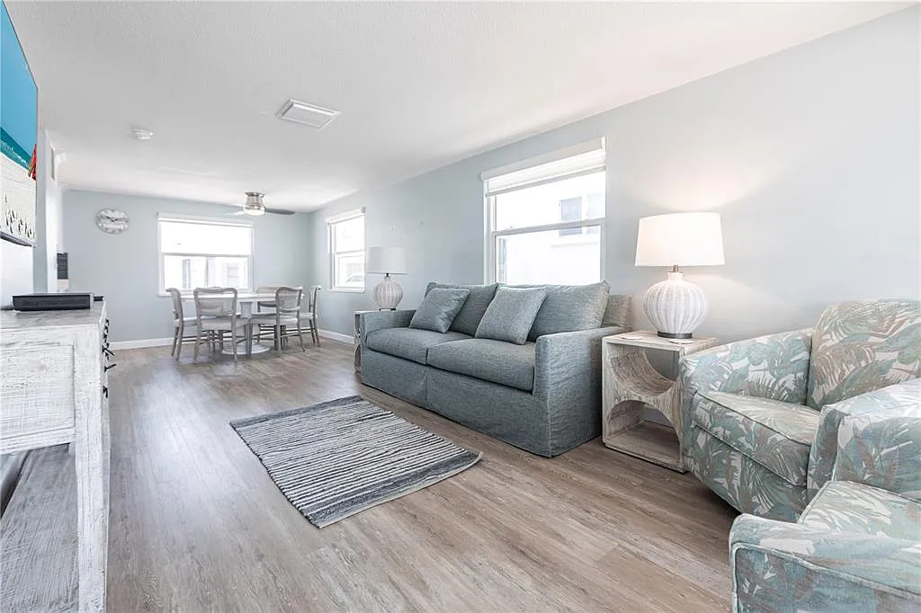 2 bed, 2.0 bath, 672 sqft, $9,000 — Photo 3