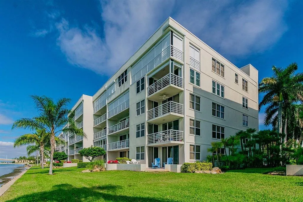 2 bed, 2.0 bath, 1215 sqft, $9,398 — Photo 2
