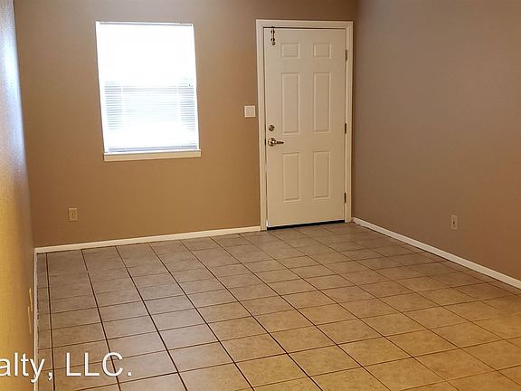 4th image of 100 W Oakdale St APT 404