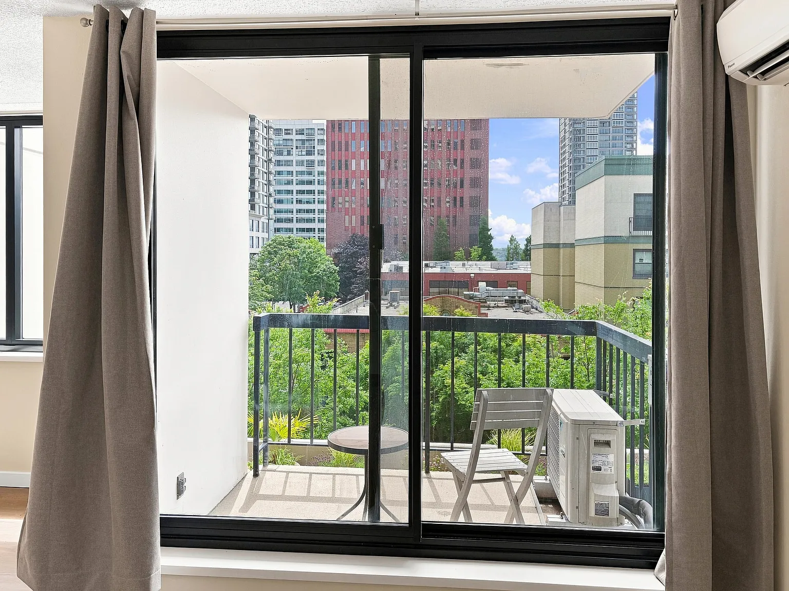 2 bed, 976 sqft, $2,595 — Photo 2