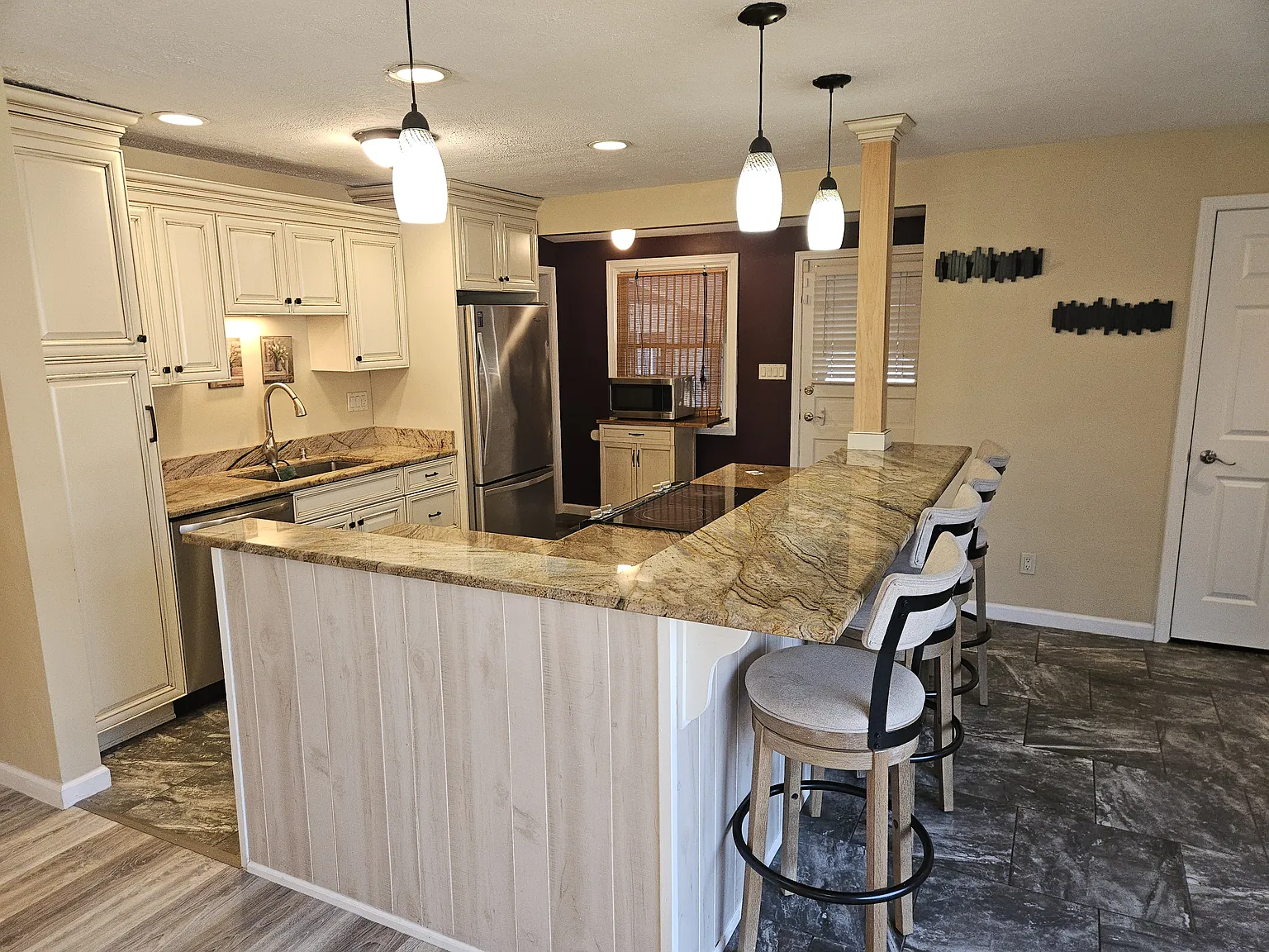 3 bed, $2,200 — Photo 3