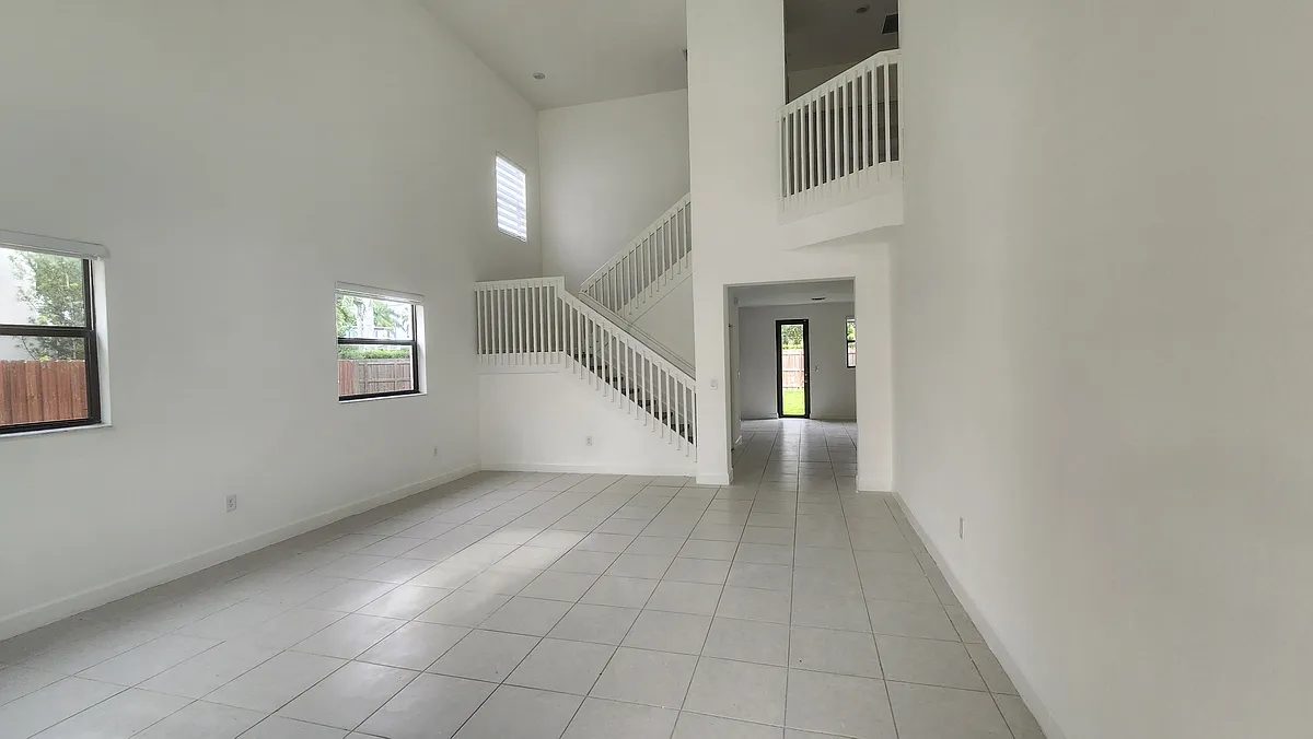 Building Photo - 157 NE 28th Ter