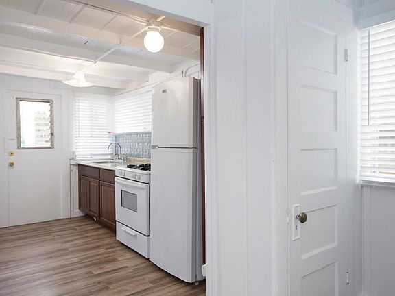 3rd image of 4652 Larkspur St