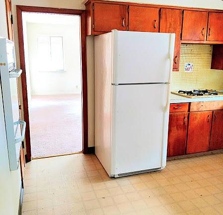 3rd image of 215 Kenwood Ave