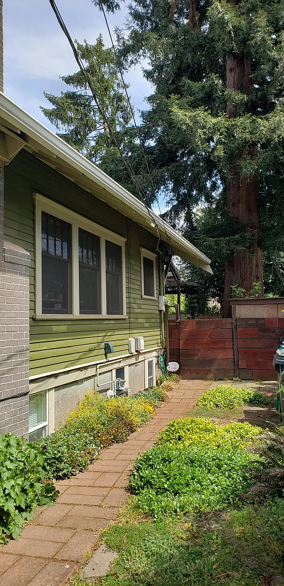 Clear walkway to Unit B's private entrance. - 6912 N Missouri Ave #B