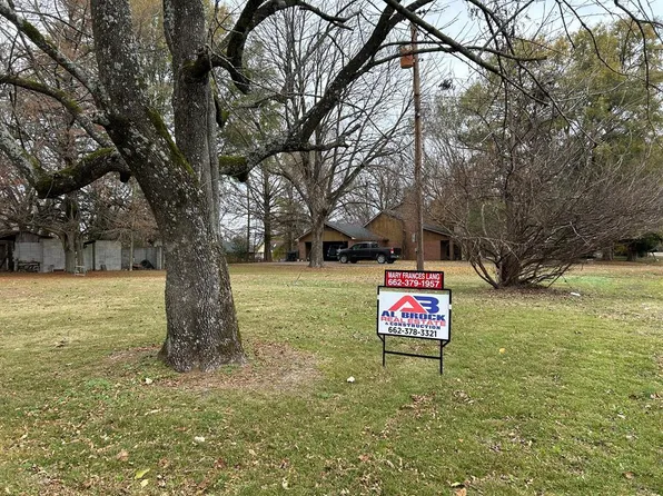 2 Robinson Ln, Greenville, MS 38703