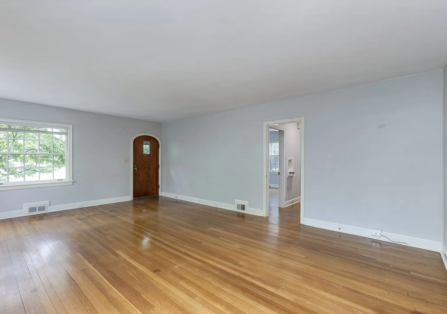 Cottage-Style Home Near Belmont with Garage and Basement — Photo 4