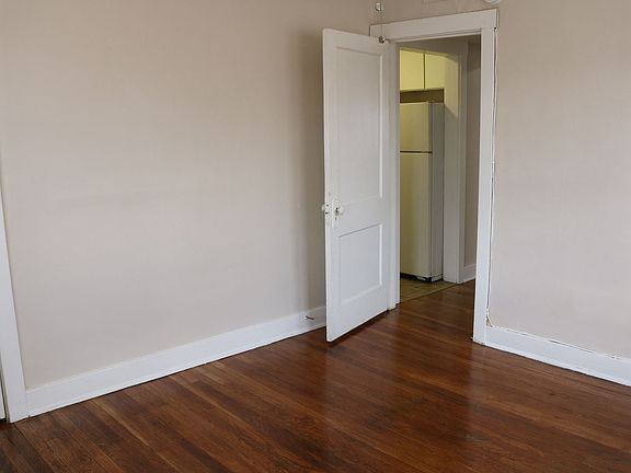 5th image of 1109-1111 W 40th St #2E
