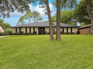 66 Lincolnshire Cir, Bedford, TX 76021
