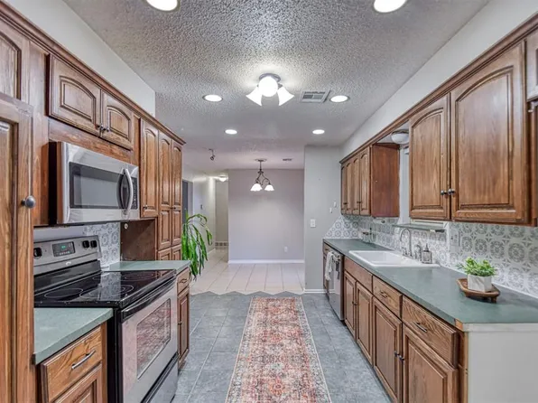208 NE 18th St, Moore, OK 73160