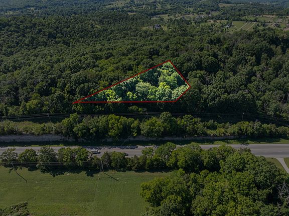 2nd image of 1153 Bear Creek Pike