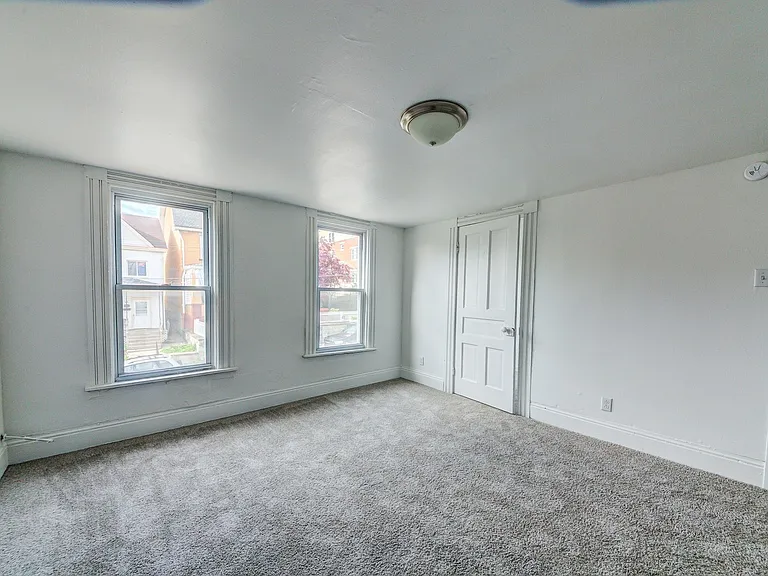 20 Sylvania Ave — Photo 15