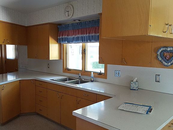 Kitchen/Snack Bar West Wall