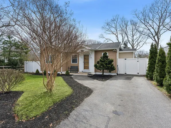24 Woodridge Road, Hampton Bays, NY 11946