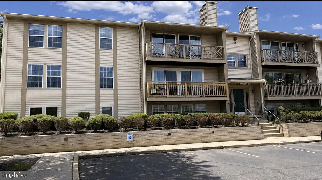 2 bed, 1.0 bath, 911 sqft, $2,000 — Photo 2