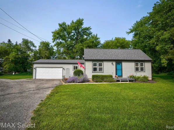 570 W Bogie Lake Rd, White Lake, MI 48383