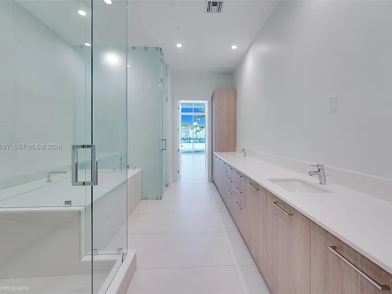 153 N Seabreeze Blvd #4 — Photo 10
