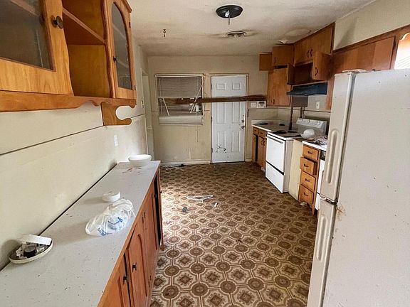 2nd image of 2907 Lakewood Dr