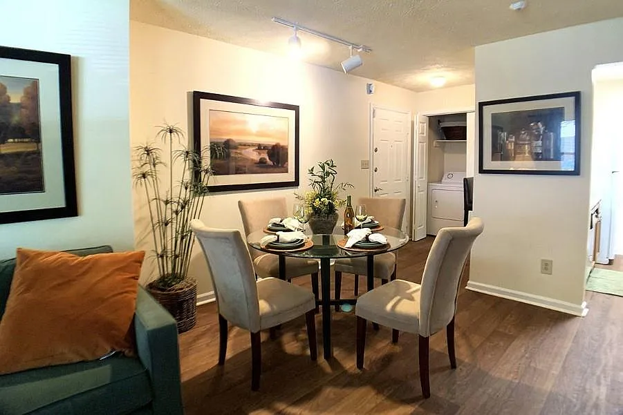 2 bed, 2.0 bath, 1055 sqft, $1,548 — Photo 3