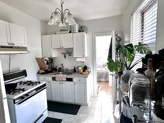 5th image of 410 E 117th St #4