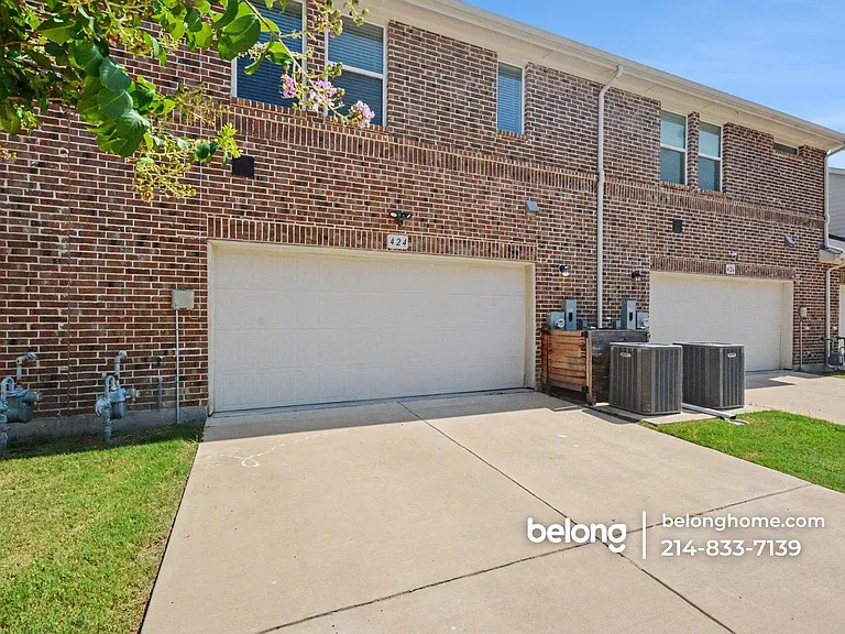 424 Matthew Dr — Photo 3