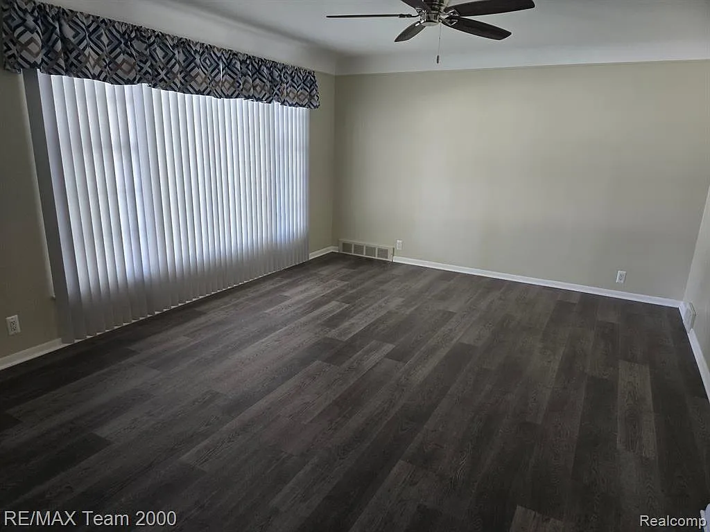 3 bed, 1.0 bath, 2015 sqft, $1,600 — Photo 3