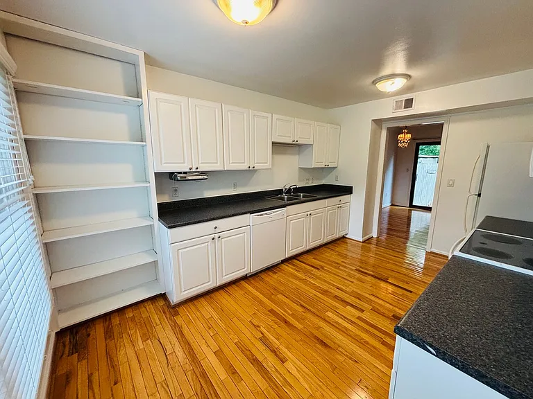 103 Huntington Ln — Photo 3