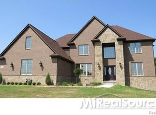 4606 Mystic Hills Cir, Milford, MI 48380
