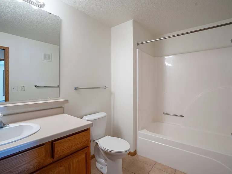 Fargo, ND Stonebridge Apartments | 21B | Bathroom