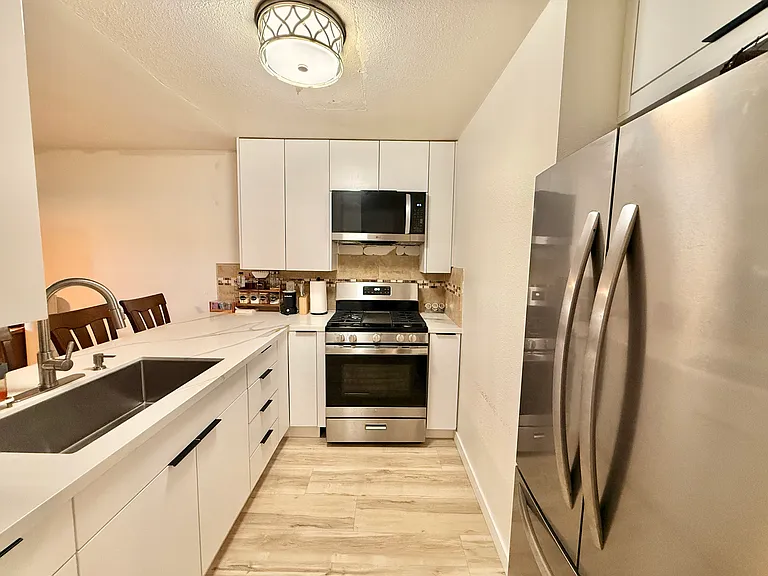 227 50th St #10 — Photo 7