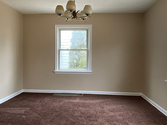 4th image of 1568 Redwood Ave