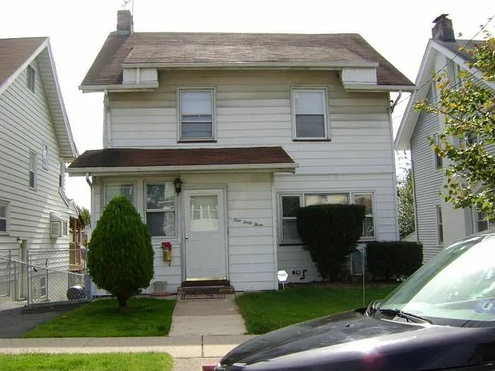 143 Clinton Ave photo 1