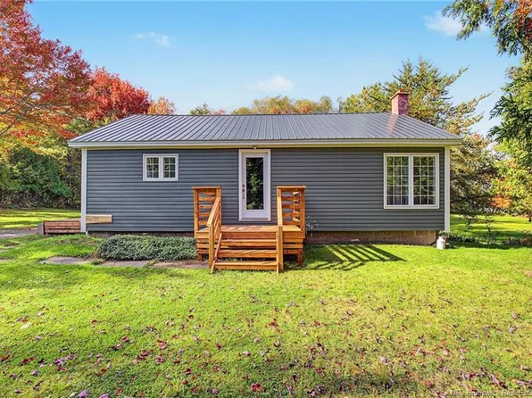 26 Chestnut St, Minto, NB E4B 3L5