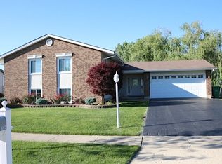 1304 Parker Pl, Elk Grove Village, IL 60007