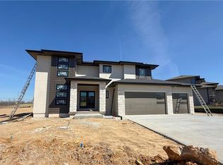 2517 NE Woodland Oak Cir, Lees Summit, MO 64086