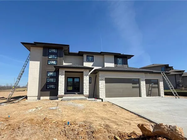 2517 NE Woodland Oak Cir, Lees Summit, MO 64086