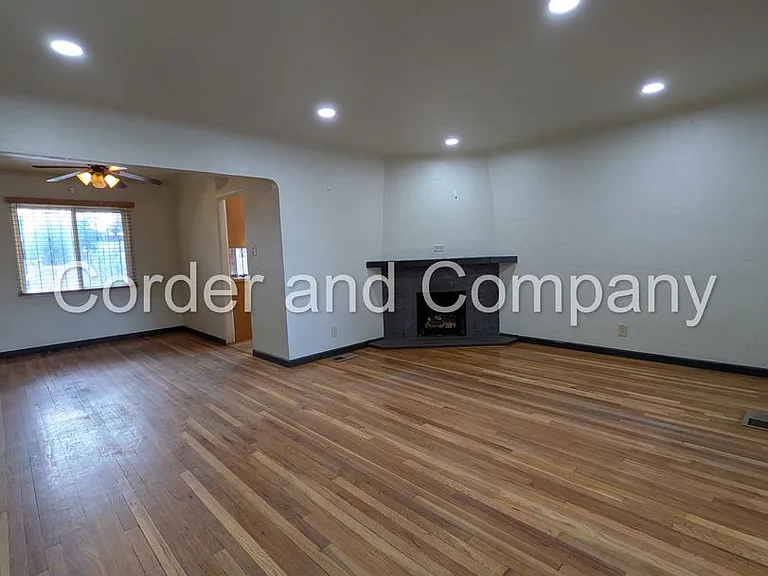 302 Valencia Dr NE — Photo 5