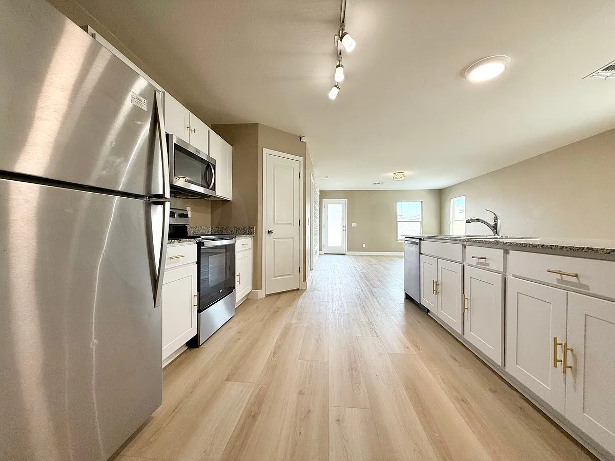 4 bed, 2.0 bath, 1495 sqft, $1,549 — Photo 2